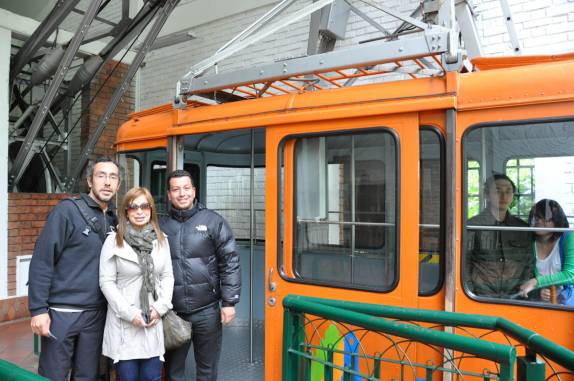 Com o Angelo e a Joana no bondinho para subir o Cerro Monserrate, em Bogotá, na Colômbia